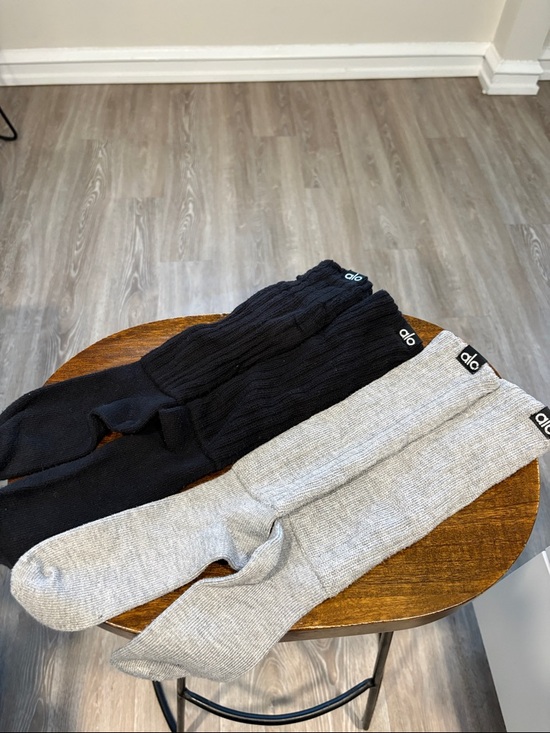 ALO Yoga Accessories - ALO Yoga Unisex Scrunch Socks in Black and Light Gray